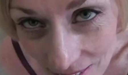 الحسية أحمر افلام سكس اجنبي محارم العاهرة يظهر لها كس