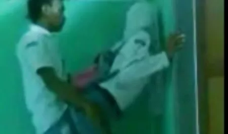 مثير امرأة سمراء يأخذ جزء في المجموعة العربدة و افلام محارم مترجم عربي يعطي اللسان