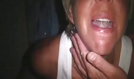 مثير امرأة سكس عربي أخ واخته سمراء المصات ديك تخرج من تحت الطاولة