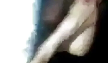 مفلس عاهرة يحصل سكس محارم عنيف مترجم الشرج مارس الجنس من قبل اثنين من العمال من المنزل الآخر