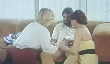 بعد أن قرر سيكس محارم عربي إغواء شقراء جميلة, رجل أسود يحقق هدفه من خلال النظر تحت تنورة هو مخدر ، ولكن فقط المزيد من أثار مع الإثارة مارس الجنس مع فتاة غريبة