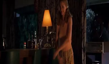 مثير شقراء تمشي افلام سكس محارم اجنبي حول المسبح مع بعقب المكونات في الحمار