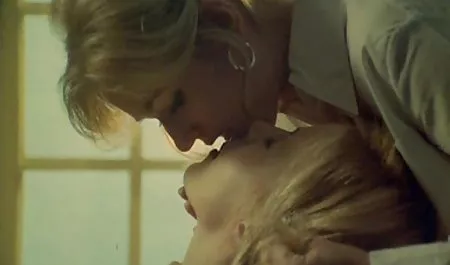 فتاة بدون الثدي ، ولكن مع جميلة افلام سكس اجنبى محارم الوشم على صدرها يحب أن يمارس الجنس في الشرج