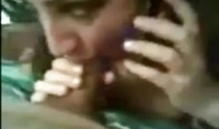 ارتداء المطاط افلام سكس محارم مترجم عربي المآزر مع قناع على وجهه الرجل يأتي إلى مشعرات الملكة. انها مقعدا على كرسي ينتشر ساقيها وتضع يدها تصل إلى الكوع في الحمار من هذا المنحرف